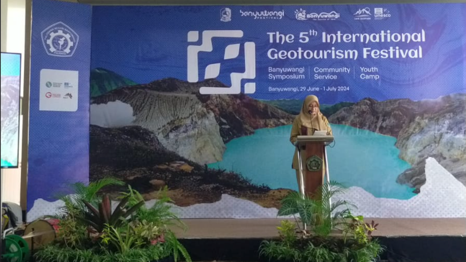 Bupati memberikan sambutan di acara *"The 5th International Geotourism Festival"*di Politeknik Banyuwangi